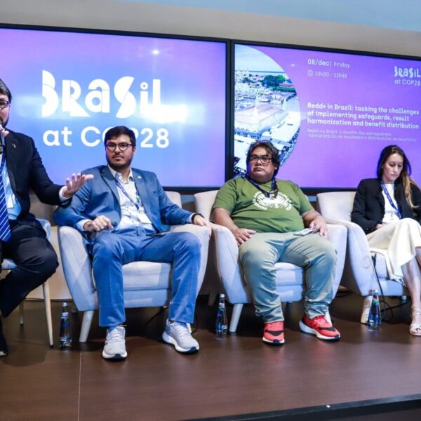 Acre debate salvaguardas, distribuição de benefícios e busca certificação internacional durante COP28