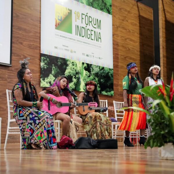 Direito dos povos originários e mercado de carbono são pautas do segundo dia do Fórum Indígena
