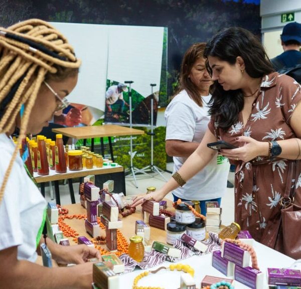 Extrativistas, indígenas, artesãs e agricultores do Acre ganham protagonismo global com resultados do Sisa e do Programa REM na COP30